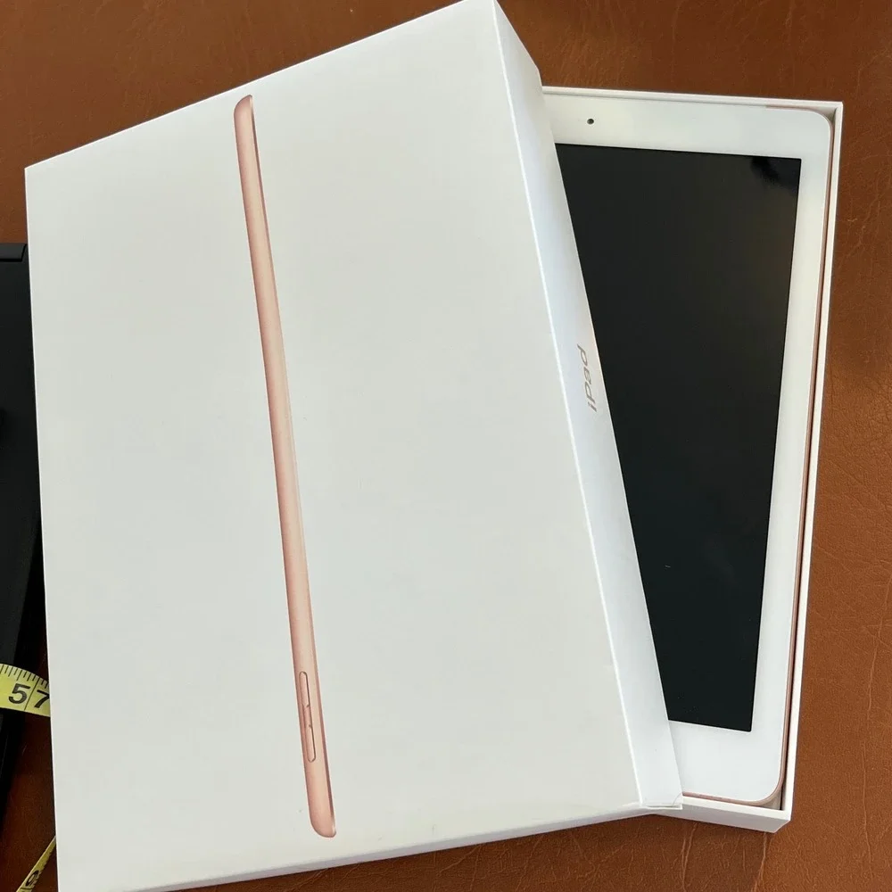 Apple iPad 6th Generation 32GB Wi-Fi + Cellular Gold Model A1954